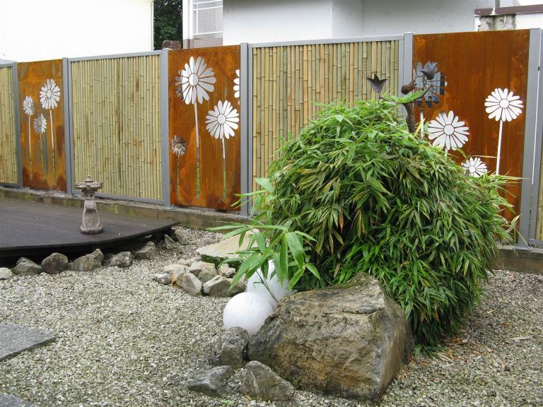 Bambuszaun mit Cortenblechen
